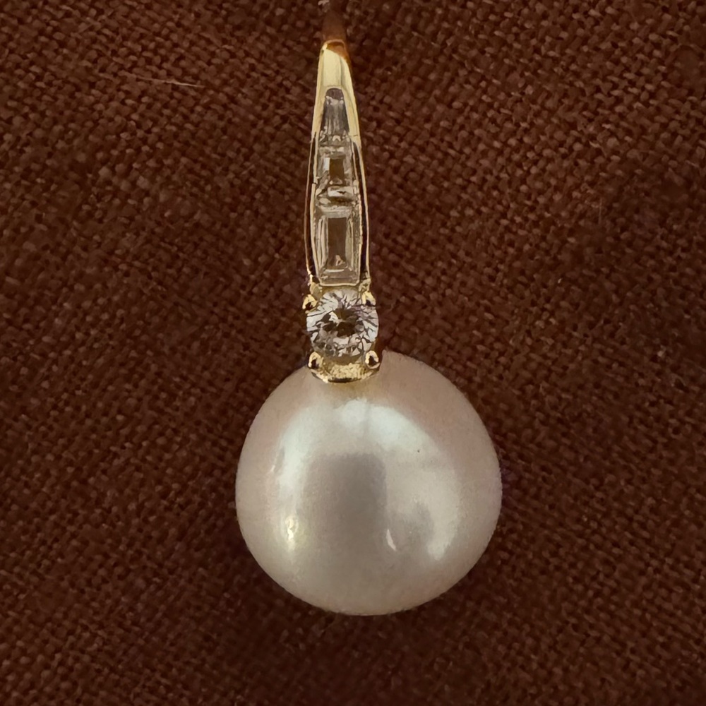 2 sets of pearl earrings